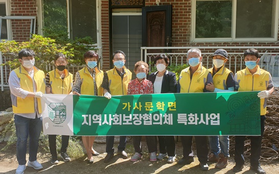 전남 담양군 가사문학면에서 실시되고 있는 독거노인 거주지 25세대에 대한 현관 방충문 설치 사업이 무더운 여름을 앞두고 환영받고 있다.