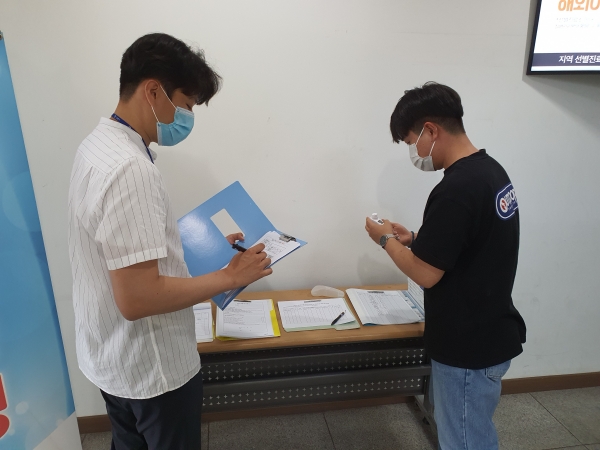 계룡시는 코로나19의 지역사회 감염 확산을 방지하기 위해 감염에 취약한 관내 50여개 기업체 대한 방역 현장점검을 실시하고 있다.