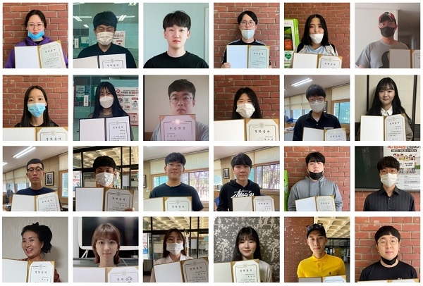 동국장학회 장학생 인증사진.