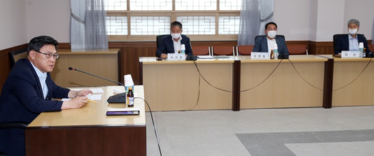 농공단지 입주기업 대상 간담회를 진행하고 있는 모습