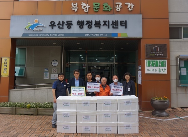 ▲지난 11일 광산구시설관리공단 직원 봉사단체 ‘행복공감동행봉사단은 우산동 고엽제직능경로당 가스레인지를 교체해주고, 어르신들 건강을 위해 생닭 150마리를 전달했다.(사진제공=광산구청)
