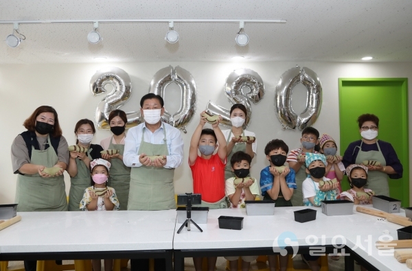 조근제 함안군수는 지난 11일, 관계공무원들과 함께 악양생태공원 생태체험학습장을 방문해 참여자들과 함께 수박식빵 만들기 체험을 하면서 포스트 코로나에 대비한 관광사업 추진 상황을 점검했다.
