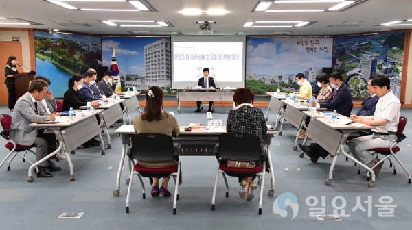 진주시는 지난 12일 오후 4시, 시청 3층 문화강좌실에서 올해 예비문화도시 지정 공모사업 추진상황 보고회와 문화도시 추진전략 회의를 가졌다.