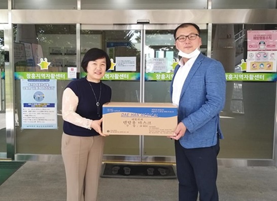 민우세무법인 장흥지사 안병호 세무사가 덴탈마스크 1000매를 전남장흥지역자활센터에 기탁했다.