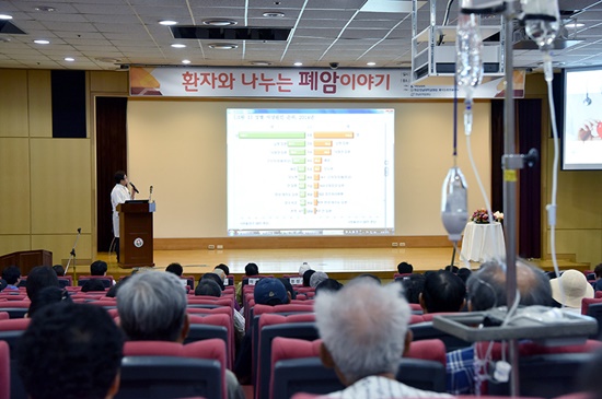 환자들에게 폐암 치료정보를 들려주고 있는 의료진