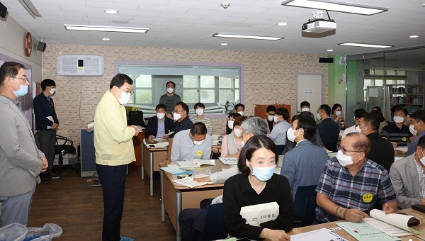 주낙영 경주시장이 지난 13일 지방공무원임용 필기시험장인 경주여중을 방문해 종사자들에게 코로나19 예방에 최선을 다 해 주길 당부하고 격려하고 있다.