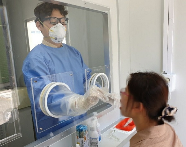 검사대상자와 의료진을 투명한 벽으로 완벽하게 차단한 상태로 고정형 라텍스 장갑을 이용해 벽 너머 환자의 검체를 안전하고 간편하게 채취.