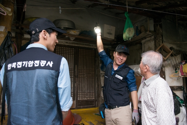 홀몸어르신가구 등 취약세대 대상 현장업무를 수행중인 공사 직원들