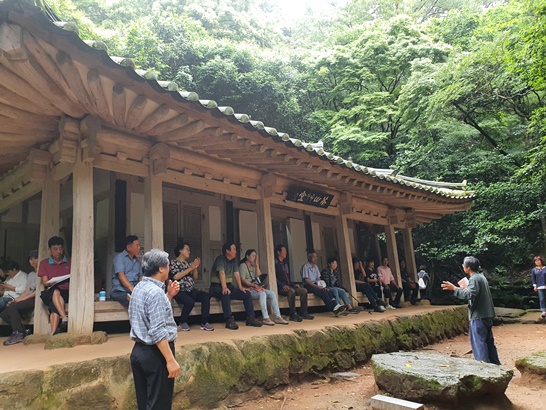 귀농인 문화 탐방을 진행하고 있는 모습