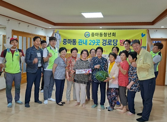 중마동 청년회가 하절기 경로당을 방문 방역소독을 실시했다.