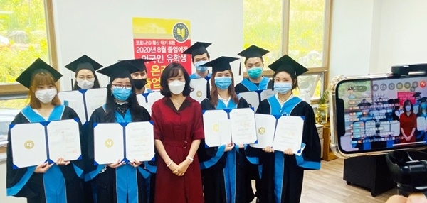▲16일 오전 호남대학교 국제교류처는 국제교류처 사무실에서 중국 온라인 커뮤니티를 통한 실시간 생방송으로 ‘2020년 8월 졸업 예정 외국인 유학생 192명의 졸업식’을 가졌다.(사진제공=호남대학교)