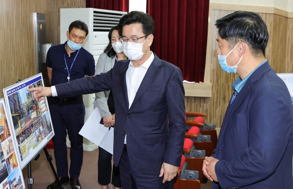 16일 허태정 시장은 대전평생교육진흥원 식장산관에서 공공 건축가 전문성 강화를 위한 세미나와 작품전시회를 열어 관람을 하고 있다.