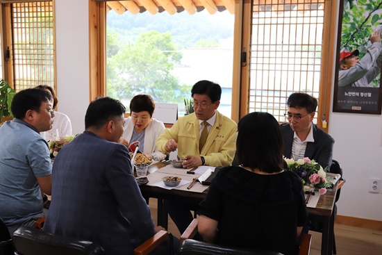 강인규 나주시장이 배 팥빙수 시제품을 시식하고 있다.