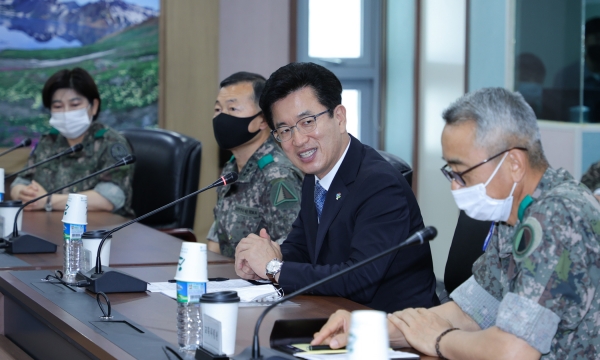 17일 허태정 시장은 육군 군수사령부에서 2020년 상반기 관군협의회를 개최하고 있다.