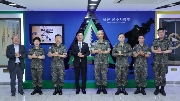 17일 허태정 시장은 육군 군수사령부에서 2020년 상반기 관군협의회 개최 후 사진을 찍고 있다.
