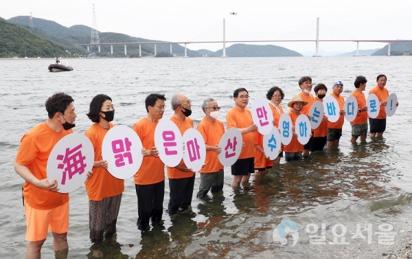 허성무 시장이 17일, 마산만에서 직접 수영을 하고 미래비전을 발표했다.