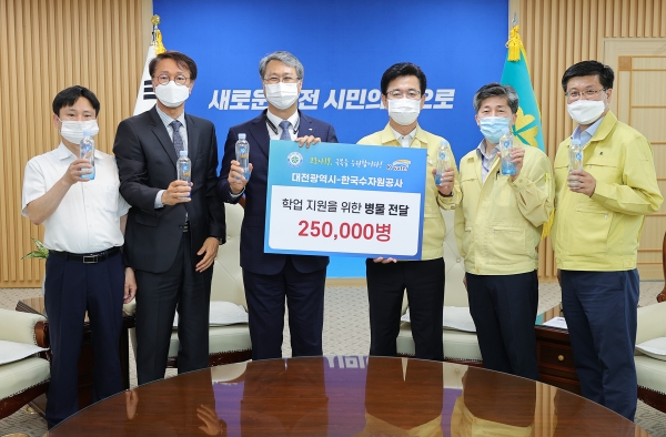 17일 허시장은 시청 응접실에서 한국수자원공사와 케이워터(K-WATER) 병물 전달행사 후 사진을 찍고 있다.