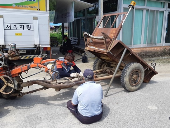 전남 곡성군이 영농철 농기계 순회수리를 실시하고 있다.