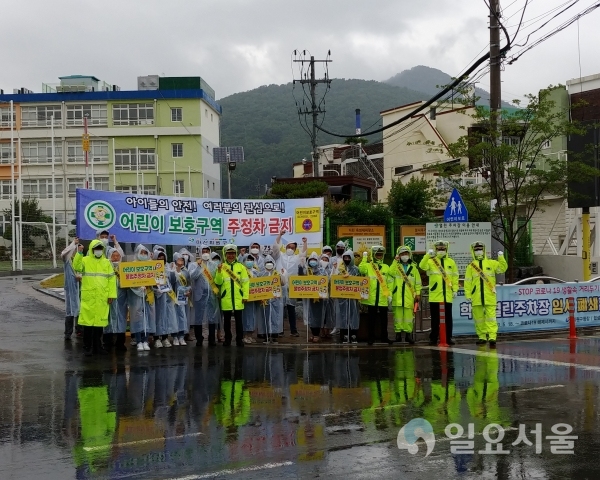 창원시 마산회원구 합성동 합성초등학교 앞에서 모범운전자회, 합성초등학교 관계자, 마산회원구 관계 공무원 등이 참여해 캠페인을 펼치고 있다.