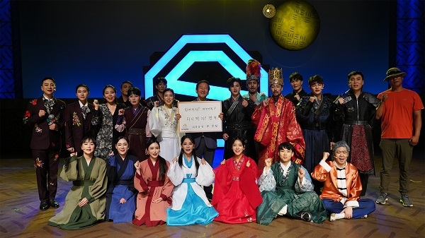 경주세계문화엑스포 류희림 사무총장이 18일 코로나19 극복을 위한 희망캠페인에 동참해 상설 뮤지컬 월명 배우들과 함께 응원 메세지를 전달 하고 있다.