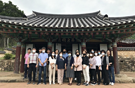 장흥군 주민복지과 직원 20여명은 해동사 참배후 주변정비 등 환경정화 활동까지 펼쳤다.
