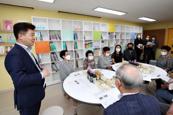 허인환 구청장(왼쪽) 매화마을 작은도서관을 찾아 주민들과 담소를 나누고 있다