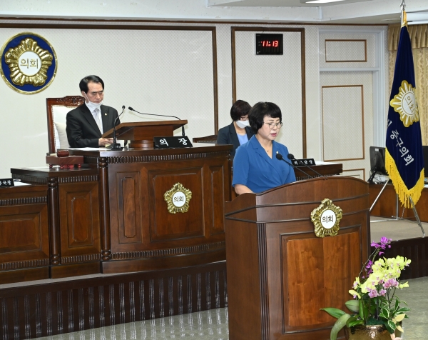 19일 대전 중구의회 윤원옥 의원은 제226회 제1차 정례회 제2차 본회의에서 중구의 청소년 복지시설과 관련해 구정 질문하고 있다.