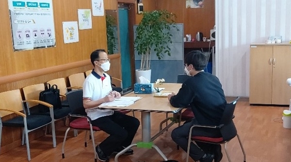 ▲19일 광주전남지방병무청은 순천 청암대에 위치한 사회복무요원 복무관리센터에서 생계곤란사유 병역감면 상담을 실시했다.(사진제공=광주전남지방병무청)