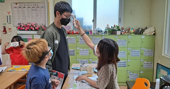 사전 열체크와 마스크 착용 지도