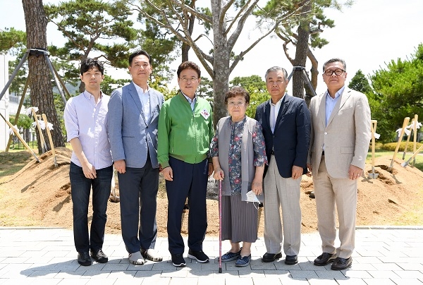 6월19일 백송(白松)기증자 故 조동휘 명예회장의 가족들과 이철우 도지사(좌측 세번째)를 비롯한 도관계자들이 참석해 기념식수 행사를 진행하고 기념사진을 찍고 있다.