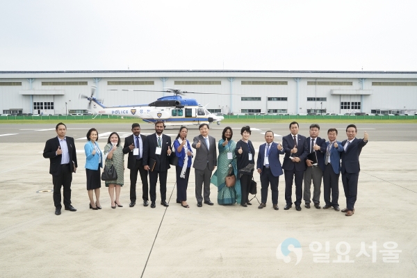 지난 17일, 경남 사천 KAI 본사에서 외국인고용 허가제 가입국 16개국 주한 대사들을 초청해 참수리 경찰헬기 탑승행사를 열고 수리온 수출마케팅을 하고 있다.