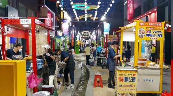 포항중앙상가 영일만친구 야시장이 20일 정식 재개장해 본격적인 운영에 들어갔다.
