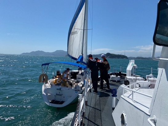 완도해경이 다랑도 남서쪽에서 기관고장을 일으킨 요트 승선원 전원을 구조했다.