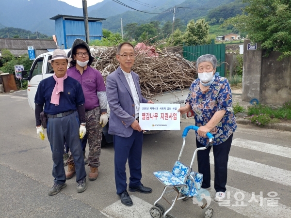산청지역자활센터가 목공교구 제작 후 버려지는 나무 등을 모아 소외계층을 위한 땔감나무 지원사업을 추진한다