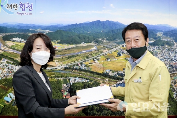 합천군은 지난 22일, 국공립 합천어린이집 수탁자로 선정된 오경희 원장(현 합천어린이집 원장)과 재위탁 계약을 체결했다.