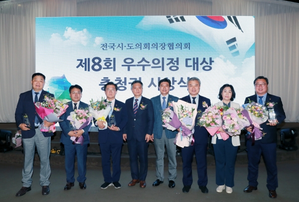 22일 김종천 의장은 대전시 소재 오페라 웨딩&컨벤션홀에서 제8회 우수의정대상 시상식 개최 후 사진을 찍고 있다.