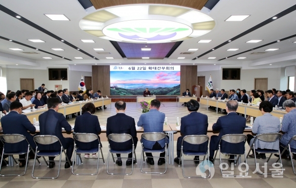 하동군은 민선7기 2주년을 앞둔 지난 22일, 군청 대회의실에서 2020년 상반기 군수 공약사업 및 지시사항 추진상황 보고회를 개최했다.