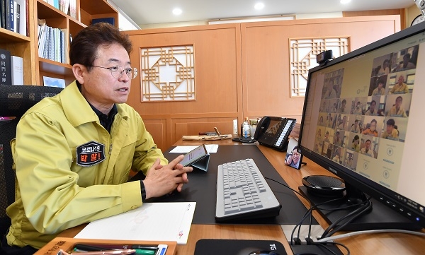이철우 경북도지사가, 23일 도청에서 주재한 영상 확대간부회의에서 대구경북이 죽느냐 사느냐는 통합신공항 건설에 달려있다고 말하며, 이를 해결하지 못하면 도지사 또한 책임에서 자유롭지 못하니, 총력전을 펼쳐서라도 반드시 통합신공항이 추진되어야 한다.”고 강조했다.