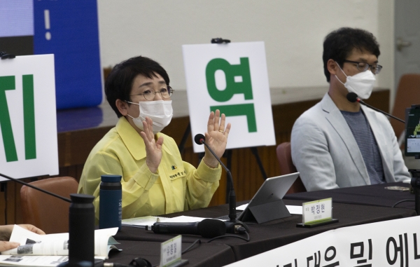 23일 박정현 대덕구청장이 대덕구청 청렴관에서 열린 ‘그린뉴딜 온라인 포럼’에서 좌장을 맡아 진행을 하고 있다.
