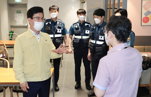 23일 허태정 대전시장이 최근 코로나 19 확산의 중심에 있는 특수판매업에 대해 방역수칙 준수 및 집합금지 행정조치 관련 이행여부 현장점검을 하고 있다.