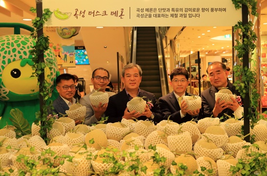 곡성군, 롯데백화점 광주점에서 고품질 곡성멜론 선보여 (가운데 유근기 곡성군수)