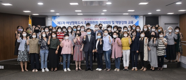 24일 이춘희 시장이 시청 세종실에서 여성친화도시 조성을 위한 서포터즈인 여성이 행복한 세종시 추진위원회 전체회의를 열고 역량강화 교육을 실시 후 사진을 찍고 있다.