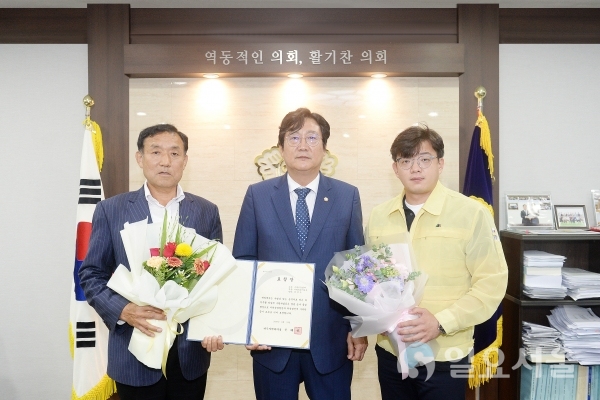 파주시의회 이달의 칭찬공무원 시상식(좌부터 강상수 연구개발팀장, 손배찬 파주시의장, 목진혁 파주시의원)