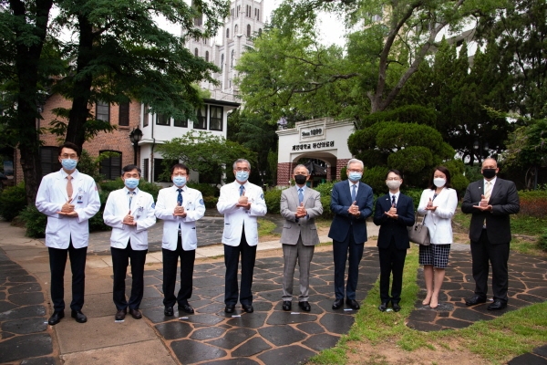 계명대학교 및 동산의료원 운영진들과 주한미국대사관 관계자들이 함께 덕분에 포즈를 취하고 있다. (왼쪽부터 남성일 대구동산병원 부원장, 서영성 대구동산병원장, 조치흠 동산병원장, 김권배 동산의료원장, 해리 해리스 주한미국대사, 피터 윤 부산영사대리, 숀 김 대사실 선임고문, 윌리엄 퍼니쉬 수석공공외교프로그램담당관)