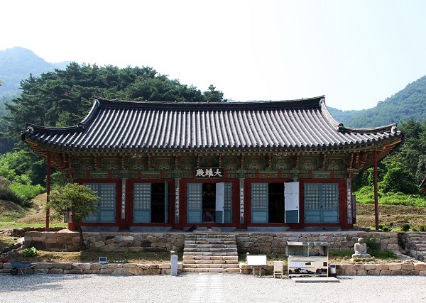 안동 봉황사 대웅전.