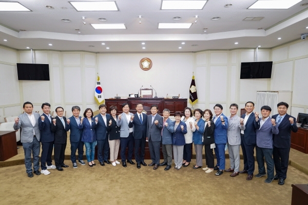 수성구의회가 제236회 정례회 일정을 모두 마무리한 뒤 본회의장에서 기념촬영을 하고 있다.