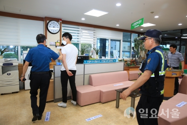 의령군은 의령경찰서와 합동으로 지난 24일, 공무원을 상대로 한 폭언ㆍ폭행 등 특이민원 상황을 대비하는 모의훈련을 가졌다