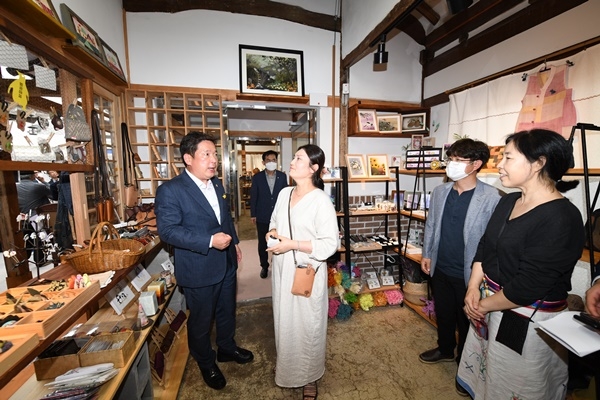 ▲광주시 남구는 근대역사문화 마을의 관광 활성화와 공예산업 발전을 위해 최근 개장한 양림동 공예특화거리 내 공방 입주자를 공개 모집한다.(사진제공=남구청)