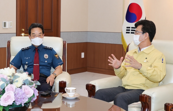 25일 허태정 대전시장은 대전지방경찰청에서 최해영 청장을 만나 최근 확산되고 있는 코로나19 관련 관ㆍ경 협조사항에 대해 논의하고 있다.