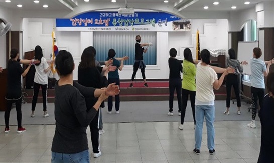 전남 장흥군에서 통합 건강 프로그램을 진행하고 있는 모습